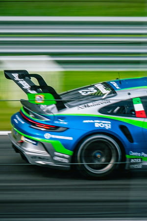 Racingcar_ulygR0DJuZk_unsplash_copyright_isaac-maffeis_RGB_600x1000px