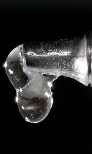 glue_iStock-171110861_3969x2237px_copyright-aalexx_600x1000px