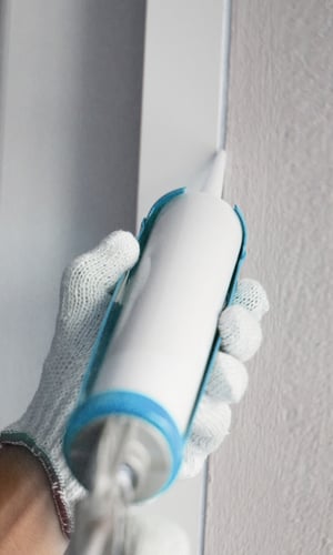 silicone_sealant_application_iStock-926022120_copyright_Nakhon_Si_Thammarat_600x1000px